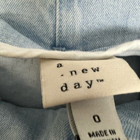 A New Day Paperbag Jeans Size 0 Barrel Leg Pleated Tie Waist Light Wash Pockets - Picture 5 of 6